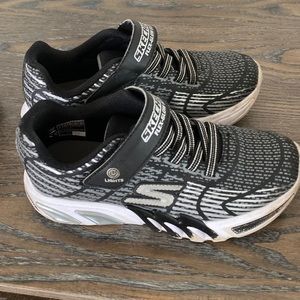 Sketchers flex and glow black and white size 1